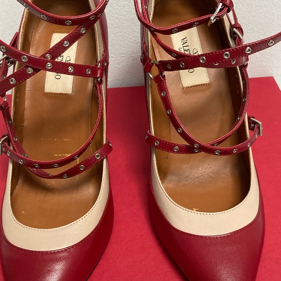 Valentino Garavani Love Latch Pump - Picture 5 of 14